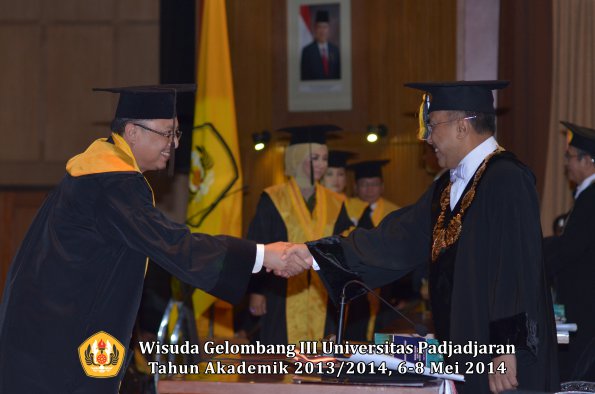 wisuda-unpad-gel-iii-ta-2013_2014-program-pascasarjana-oleh-rektor-ilalang-foto-017