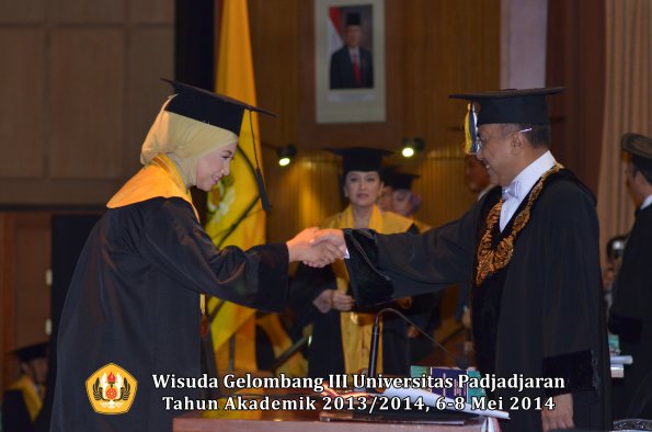 wisuda-unpad-gel-iii-ta-2013_2014-program-pascasarjana-oleh-rektor-ilalang-foto-018_1400046479