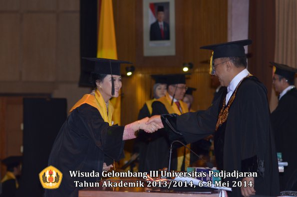 wisuda-unpad-gel-iii-ta-2013_2014-program-pascasarjana-oleh-rektor-ilalang-foto-019_1400046476