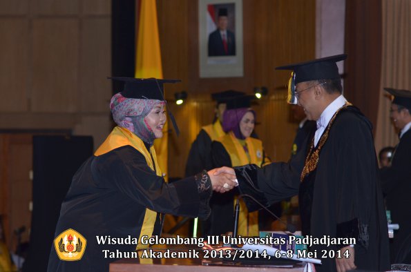 wisuda-unpad-gel-iii-ta-2013_2014-program-pascasarjana-oleh-rektor-ilalang-foto-021_1400046480