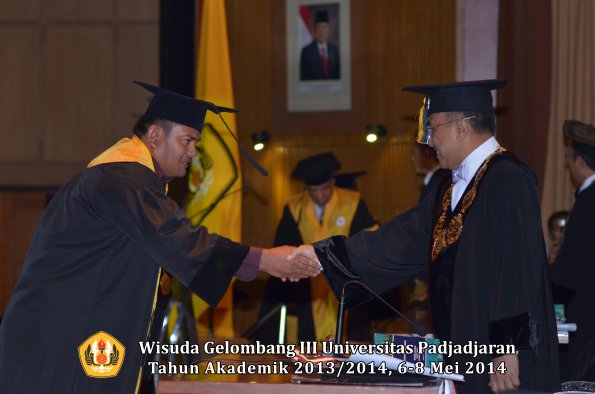 wisuda-unpad-gel-iii-ta-2013_2014-program-pascasarjana-oleh-rektor-ilalang-foto-023_1400046475