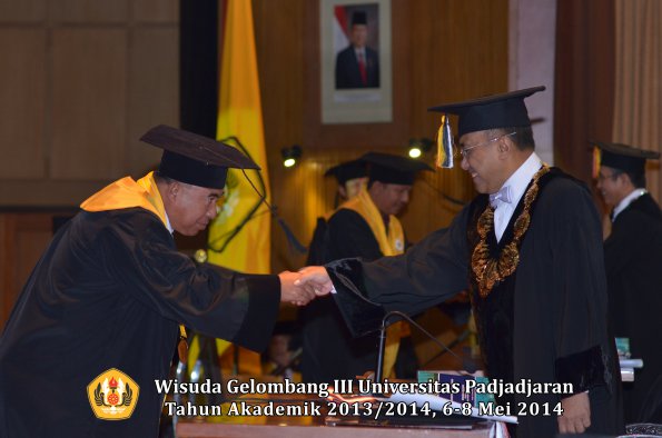 wisuda-unpad-gel-iii-ta-2013_2014-program-pascasarjana-oleh-rektor-ilalang-foto-024_1400046479