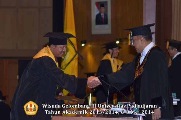 wisuda-unpad-gel-iii-ta-2013_2014-program-pascasarjana-oleh-rektor-ilalang-foto-025_1400046473