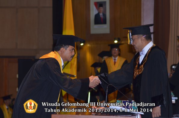 wisuda-unpad-gel-iii-ta-2013_2014-program-pascasarjana-oleh-rektor-ilalang-foto-027