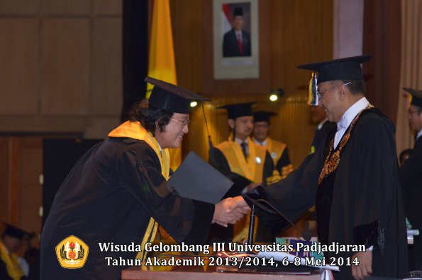 wisuda-unpad-gel-iii-ta-2013_2014-program-pascasarjana-oleh-rektor-ilalang-foto-028_1400046471