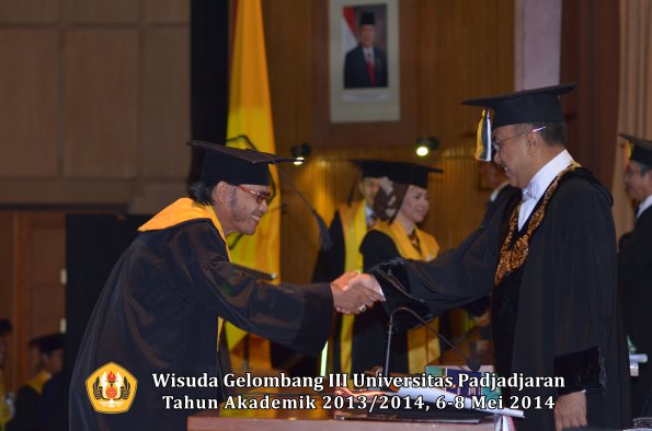 wisuda-unpad-gel-iii-ta-2013_2014-program-pascasarjana-oleh-rektor-ilalang-foto-030_1400046472