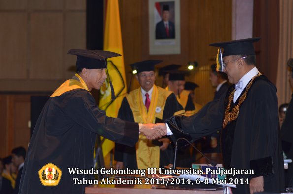 wisuda-unpad-gel-iii-ta-2013_2014-program-pascasarjana-oleh-rektor-ilalang-foto-034
