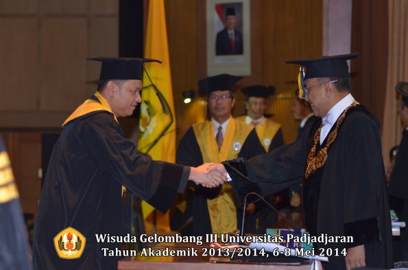 wisuda-unpad-gel-iii-ta-2013_2014-program-pascasarjana-oleh-rektor-ilalang-foto-036