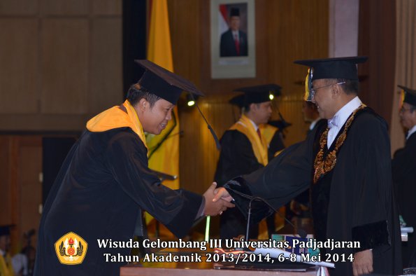 wisuda-unpad-gel-iii-ta-2013_2014-program-pascasarjana-oleh-rektor-ilalang-foto-039