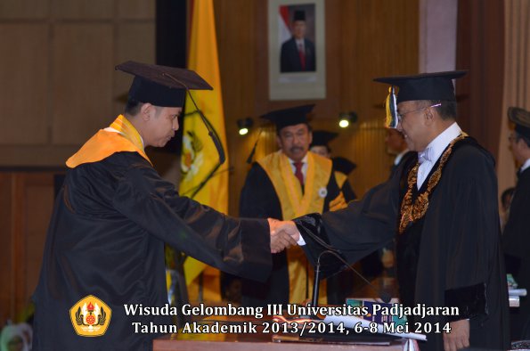 wisuda-unpad-gel-iii-ta-2013_2014-program-pascasarjana-oleh-rektor-ilalang-foto-040
