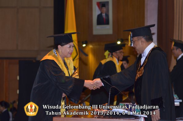 wisuda-unpad-gel-iii-ta-2013_2014-program-pascasarjana-oleh-rektor-ilalang-foto-042