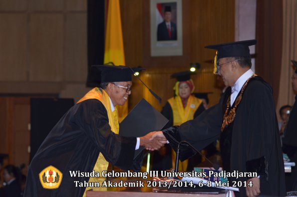 wisuda-unpad-gel-iii-ta-2013_2014-program-pascasarjana-oleh-rektor-ilalang-foto-043