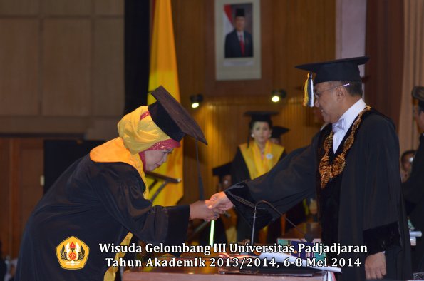 wisuda-unpad-gel-iii-ta-2013_2014-program-pascasarjana-oleh-rektor-ilalang-foto-044
