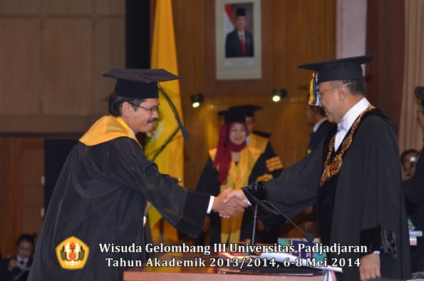 wisuda-unpad-gel-iii-ta-2013_2014-program-pascasarjana-oleh-rektor-ilalang-foto-047