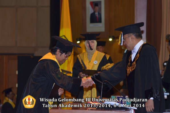 wisuda-unpad-gel-iii-ta-2013_2014-program-pascasarjana-oleh-rektor-ilalang-foto-052