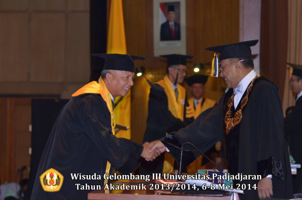 wisuda-unpad-gel-iii-ta-2013_2014-program-pascasarjana-oleh-rektor-ilalang-foto-054