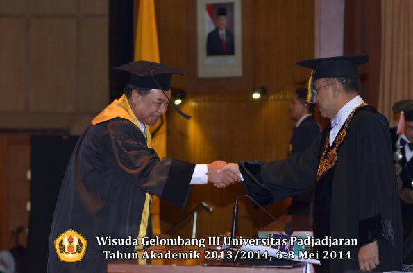 wisuda-unpad-gel-iii-ta-2013_2014-program-pascasarjana-oleh-rektor-ilalang-foto-058