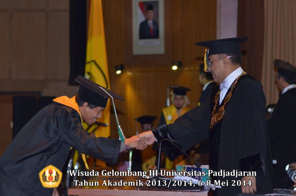 wisuda-unpad-gel-iii-ta-2013_2014-program-pascasarjana-oleh-rektor-ilalang-foto-059