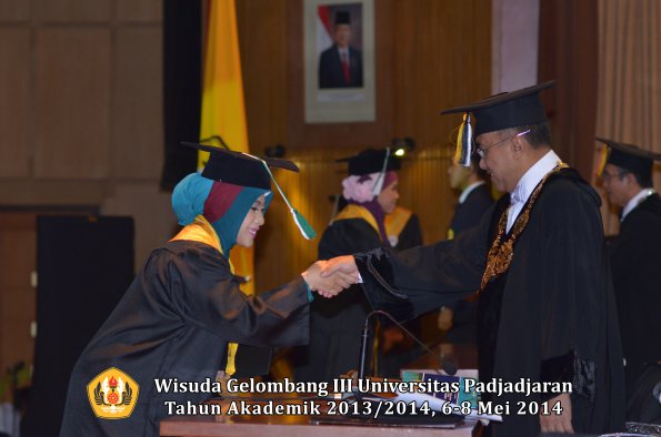 wisuda-unpad-gel-iii-ta-2013_2014-program-pascasarjana-oleh-rektor-ilalang-foto-070