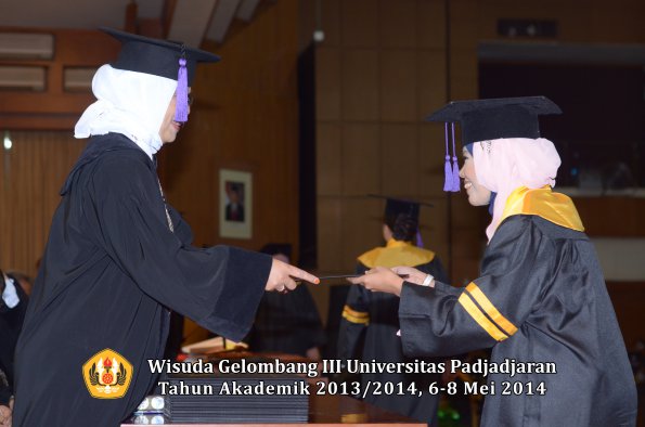 wisuda-unpad-gel-iii-ta-2013_2014-fakultas-psikologi-oleh-dekan-ilalang-foto-012