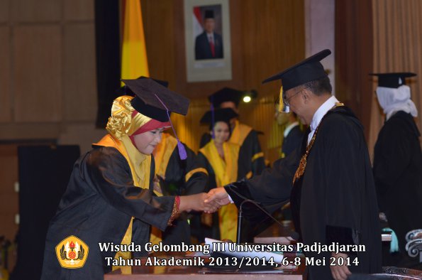 wisuda-unpad-gel-iii-ta-2013_2014-fakultas-psikologi-oleh-rektor-ilalang-foto-027