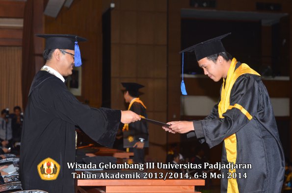 wisuda-unpad-gel-iii-ta-2013_2014-fakultas-isip-oleh-dekan-ilalang-foto-040