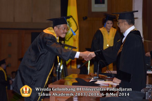 wisuda-unpad-gel-iii-ta-2013_2014-fakultas-isip-oleh-rektor-ilalang-foto-100