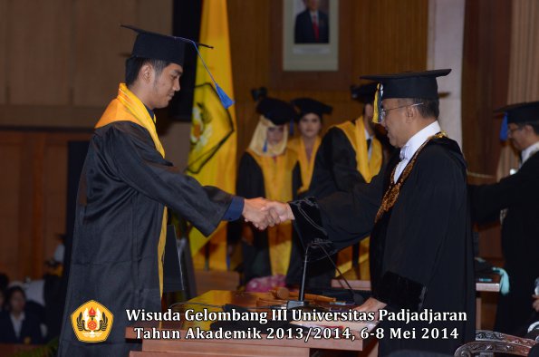 wisuda-unpad-gel-iii-ta-2013_2014-fakultas-isip-oleh-rektor-ilalang-foto-145