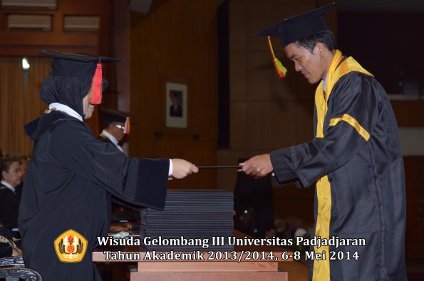 wisuda-unpad-gel-iii-ta-2013_2014-fakultas-mipa-oleh-dekan-ilalang-foto-001