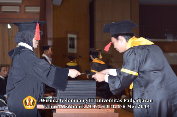 wisuda-unpad-gel-iii-ta-2013_2014-fakultas-mipa-oleh-dekan-ilalang-foto-004