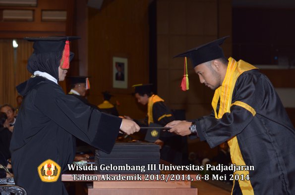 wisuda-unpad-gel-iii-ta-2013_2014-fakultas-mipa-oleh-dekan-ilalang-foto-016