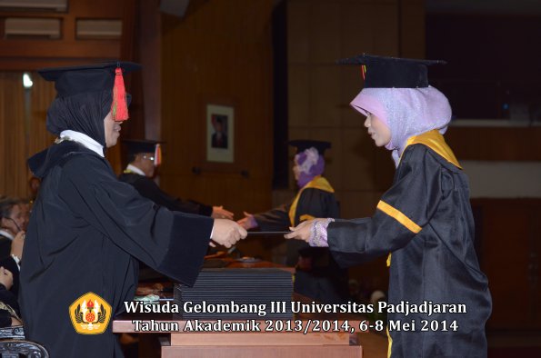 wisuda-unpad-gel-iii-ta-2013_2014-fakultas-mipa-oleh-dekan-ilalang-foto-020