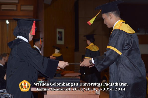 wisuda-unpad-gel-iii-ta-2013_2014-fakultas-mipa-oleh-dekan-ilalang-foto-030