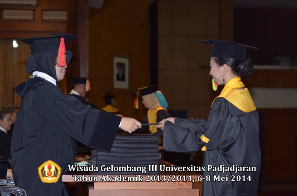 wisuda-unpad-gel-iii-ta-2013_2014-fakultas-mipa-oleh-dekan-ilalang-foto-052