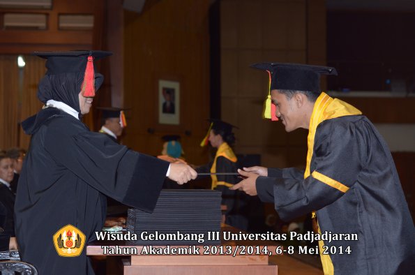 wisuda-unpad-gel-iii-ta-2013_2014-fakultas-mipa-oleh-dekan-ilalang-foto-053