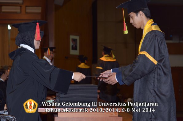 wisuda-unpad-gel-iii-ta-2013_2014-fakultas-mipa-oleh-dekan-ilalang-foto-055