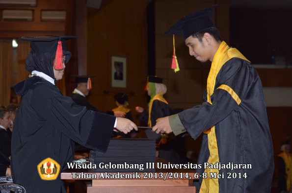 wisuda-unpad-gel-iii-ta-2013_2014-fakultas-mipa-oleh-dekan-ilalang-foto-060