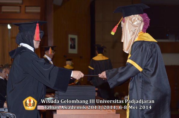 wisuda-unpad-gel-iii-ta-2013_2014-fakultas-mipa-oleh-dekan-ilalang-foto-061