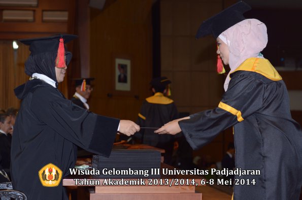 wisuda-unpad-gel-iii-ta-2013_2014-fakultas-mipa-oleh-dekan-ilalang-foto-067