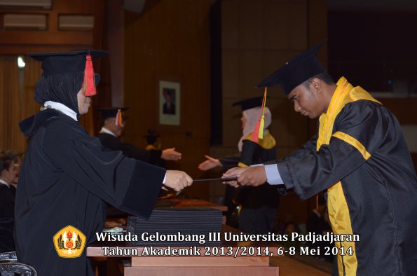 wisuda-unpad-gel-iii-ta-2013_2014-fakultas-mipa-oleh-dekan-ilalang-foto-068