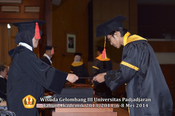 wisuda-unpad-gel-iii-ta-2013_2014-fakultas-mipa-oleh-dekan-ilalang-foto-069