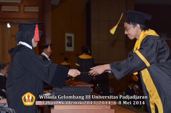 wisuda-unpad-gel-iii-ta-2013_2014-fakultas-mipa-oleh-dekan-ilalang-foto-071