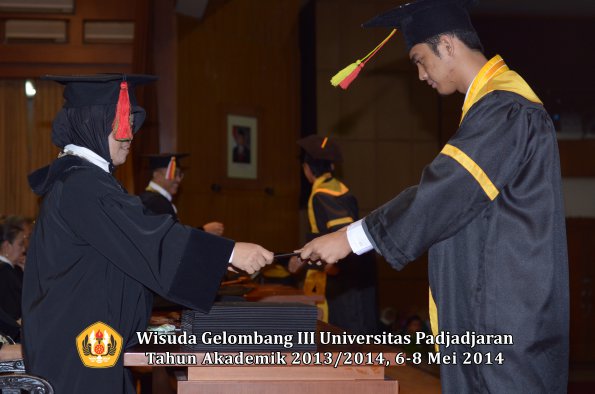 wisuda-unpad-gel-iii-ta-2013_2014-fakultas-mipa-oleh-dekan-ilalang-foto-072