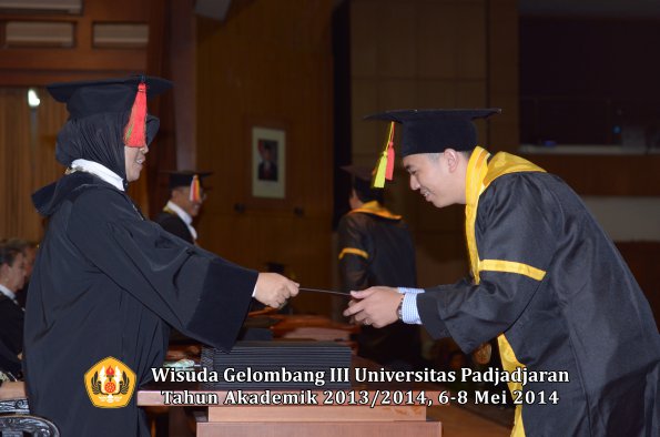 wisuda-unpad-gel-iii-ta-2013_2014-fakultas-mipa-oleh-dekan-ilalang-foto-076