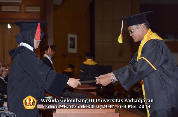 wisuda-unpad-gel-iii-ta-2013_2014-fakultas-mipa-oleh-dekan-ilalang-foto-091