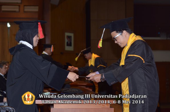 wisuda-unpad-gel-iii-ta-2013_2014-fakultas-mipa-oleh-dekan-ilalang-foto-092