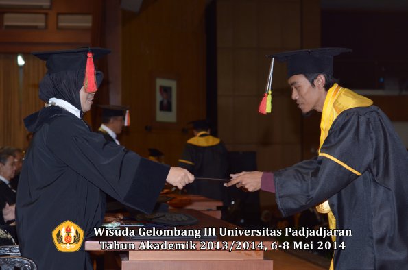 wisuda-unpad-gel-iii-ta-2013_2014-fakultas-mipa-oleh-dekan-ilalang-foto-094