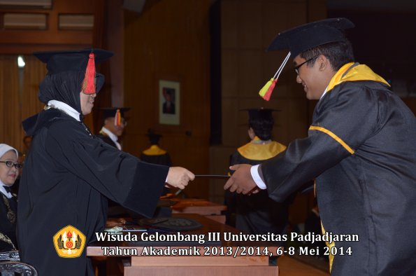 wisuda-unpad-gel-iii-ta-2013_2014-fakultas-mipa-oleh-dekan-ilalang-foto-096