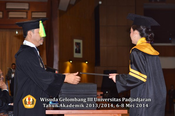 wisuda-unpad-gel-iii-ta-2013_2014-fakultas-ikom-oleh-dekan-ilalang-foto-001