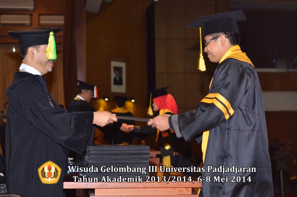 wisuda-unpad-gel-iii-ta-2013_2014-fakultas-ikom-oleh-dekan-ilalang-foto-011